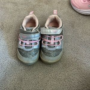 Machine washable Oshkosh sneaker toddler girl size 6. Gray sparkles.